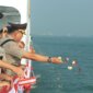 Polda Jatim Tabur Bunga di Dermaga Pelabuhan Mirah