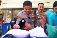 Kapolres Gresik AKBP Rovan Richard Mahenu semangati peserta Khitan Massal