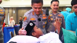 Kapolres Gresik AKBP Rovan Richard Mahenu semangati peserta Khitan Massal