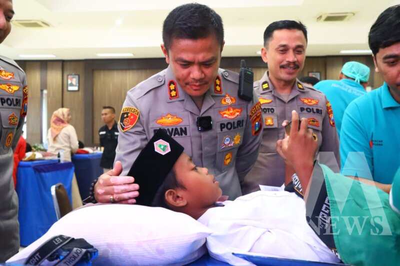 Kapolres Gresik AKBP Rovan Richard Mahenu semangati peserta Khitan Massal