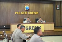 Kapolres Gresik AKBP Rovan Richard Mahenu didampingi Wakapolres Kompol Danu Anindhita Kuncoro Putro