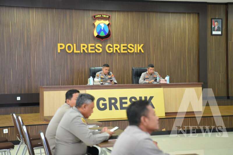 Kapolres Gresik AKBP Rovan Richard Mahenu didampingi Wakapolres Kompol Danu Anindhita Kuncoro Putro