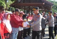 Kapolresta Banyuwangi Kombespol Rama Samtama Putra salurkan paket sembako