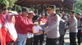 Kapolresta Banyuwangi Kombespol Rama Samtama Putra salurkan paket sembako