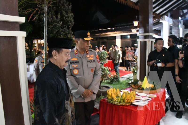 Kapolda Jatim Irjen Pol Drs. Nanang Avianto tinjau Pos PAM di Madiun