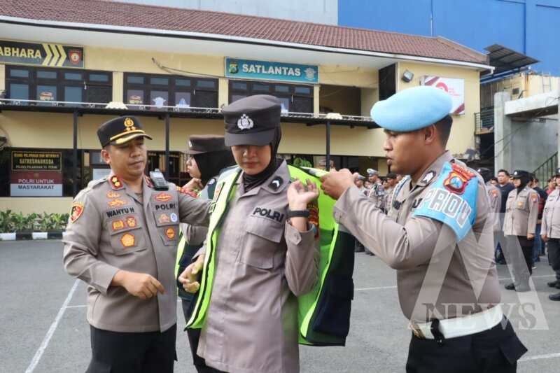 Kapolres Pelabuhan Tanjung Perak, AKBP Wahyu Hidayat pimpin apel kesiapan pengamanan pengesahan warga baru PSHT 2025