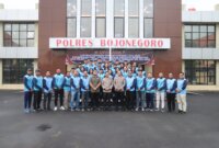 Kapolres Bojonegoro AKBP Mario Prahatinto lepas tim bolavoli