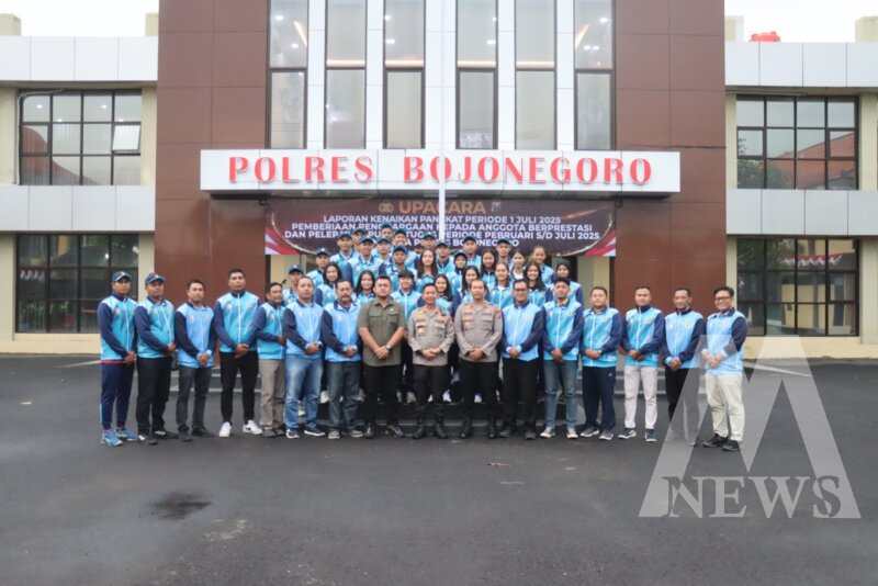 Kapolres Bojonegoro AKBP Mario Prahatinto lepas tim bolavoli