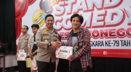 Kapolres Bojonegoro AKBP Mario Prahatinto berikan hadiah ke pemenang lomba Stand-Up Comedy