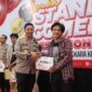 Kapolres Bojonegoro AKBP Mario Prahatinto berikan hadiah ke pemenang lomba Stand-Up Comedy