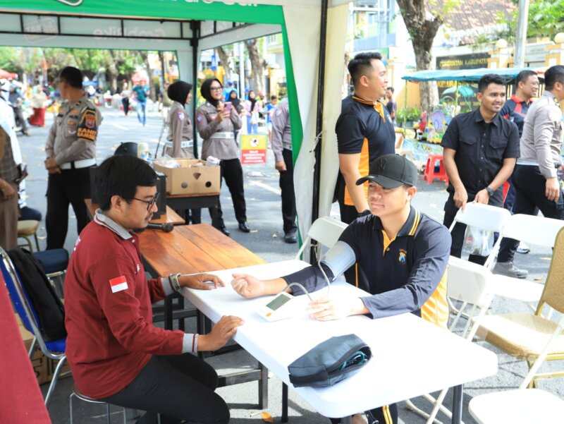 Kapolres Gresik AKBP Rovan Richard Mahenu cek kesehatan di CFD