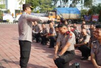 Kapolres Gresik AKBP Rovan Richard Mahenu lakukan tradisi kenaikan pangkat anggota Polri