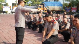 Kapolres Gresik AKBP Rovan Richard Mahenu lakukan tradisi kenaikan pangkat anggota Polri