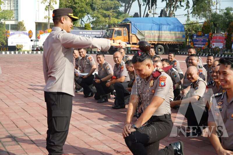 Kapolres Gresik AKBP Rovan Richard Mahenu lakukan tradisi kenaikan pangkat anggota Polri