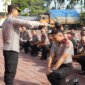 Kapolres Gresik AKBP Rovan Richard Mahenu lakukan tradisi kenaikan pangkat anggota Polri