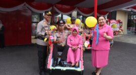 Kapolres Bojonegoro AKBP Mario Prahatinto lepas anggota purnatugas