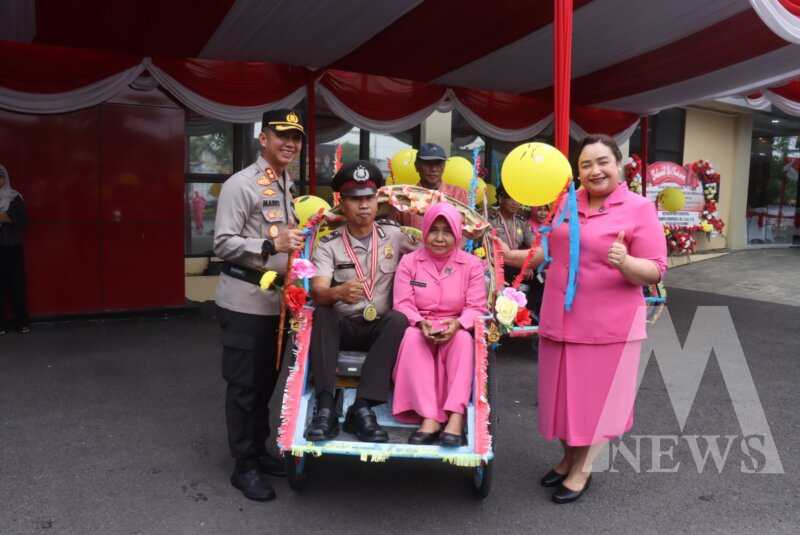 Kapolres Bojonegoro AKBP Mario Prahatinto lepas anggota purnatugas