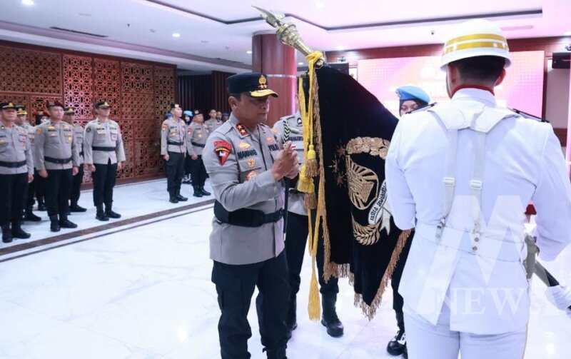 Kapolda Jatim Irjen Pol Drs. Nanang Avianto saat Upacara Pemuliaan Nilai Luhur Tribrata Pataka Polda Jatim Tan Hana Dharma Mangrwa