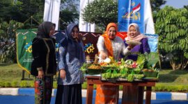 Kaper BKKBN Jatim Maria Ernawati saat potong tumpeng di momen Harganas ke-32