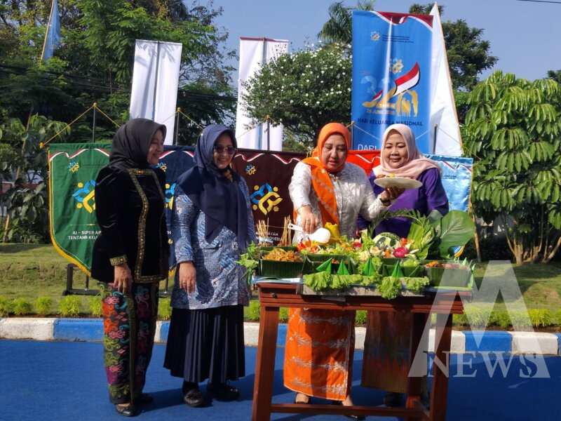 Kaper BKKBN Jatim Maria Ernawati saat potong tumpeng di momen Harganas ke-32