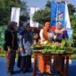 Kaper BKKBN Jatim Maria Ernawati saat potong tumpeng di momen Harganas ke-32
