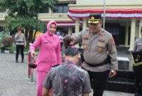 Kapolres Nganjuk AKBP Henri Noveri Santoso lakukan tradisi kenaikan pangkat