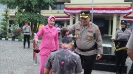 Kapolres Nganjuk AKBP Henri Noveri Santoso lakukan tradisi kenaikan pangkat