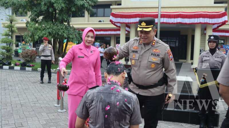 Kapolres Nganjuk AKBP Henri Noveri Santoso lakukan tradisi kenaikan pangkat