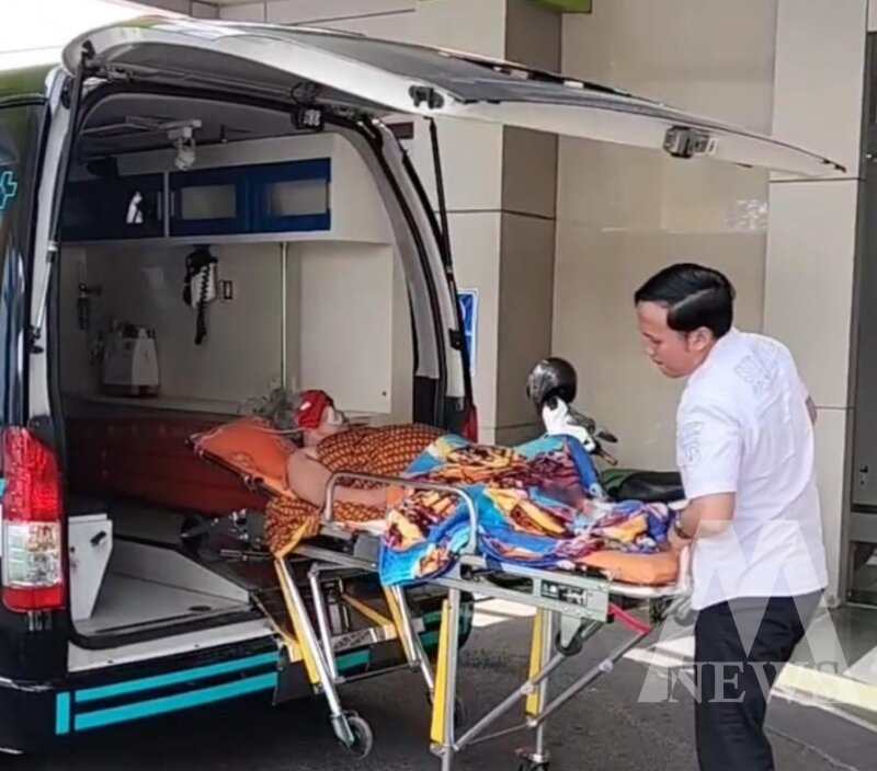 Ambulan gratis Polres Gresik antar warga ke RS Ibnu Sina