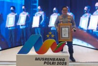 Kapolres Nganjuk AKBP Henri Noveri Santoso terima penghargaan dari Kapolri