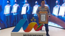 Kapolres Nganjuk AKBP Henri Noveri Santoso terima penghargaan dari Kapolri