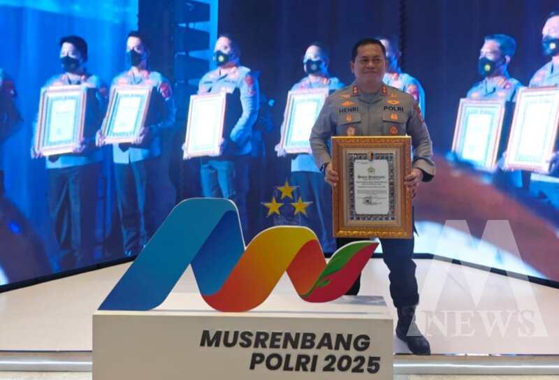 Kapolres Nganjuk AKBP Henri Noveri Santoso terima penghargaan dari Kapolri