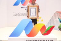 Kapolres Gresik AKBP Rovan Richard Mahenu terima penghargaan