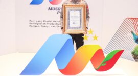 Kapolres Gresik AKBP Rovan Richard Mahenu terima penghargaan