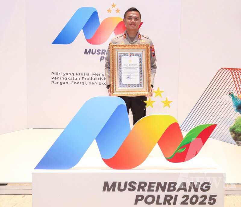 Kapolres Gresik AKBP Rovan Richard Mahenu terima penghargaan