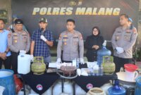Wakapolres Malang Kompol Bayu Halim Nugroho ungkap kasus miras ilegal