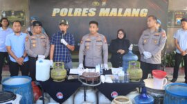 Wakapolres Malang Kompol Bayu Halim Nugroho ungkap kasus miras ilegal