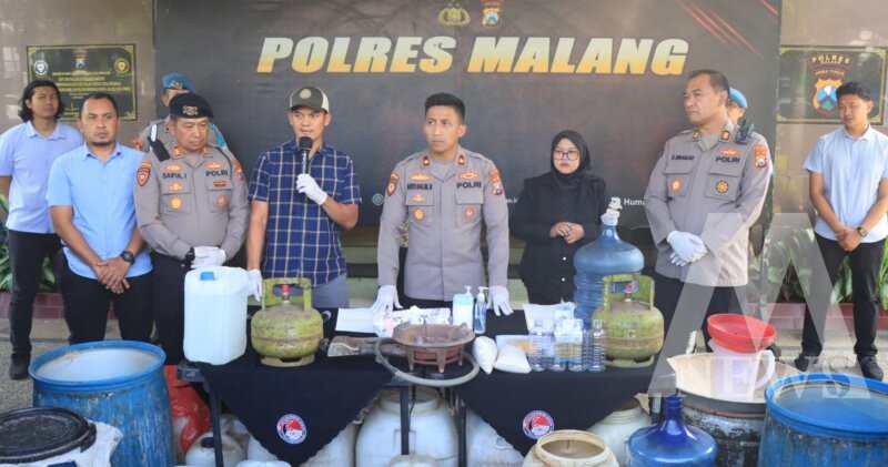 Wakapolres Malang Kompol Bayu Halim Nugroho ungkap kasus miras ilegal