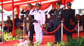 Kapolres Gresik AKBP Rovan Richard Mahenu saat upacara peringati hari Bhayangkara ke-79