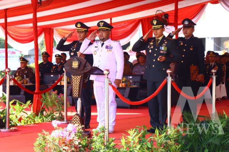 Kapolres Gresik AKBP Rovan Richard Mahenu saat upacara peringati hari Bhayangkara ke-79