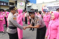 Kapolres Pelabuhan Tanjung Perak Surabaya AKBP Wahyu Hidayat beri selamat ke anggota