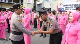 Kapolres Pelabuhan Tanjung Perak Surabaya AKBP Wahyu Hidayat beri selamat ke anggota