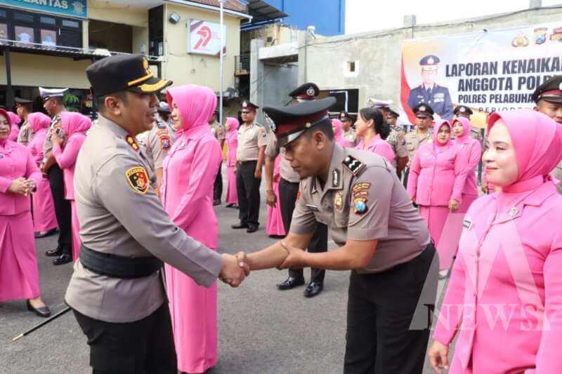 Kapolres Pelabuhan Tanjung Perak Surabaya AKBP Wahyu Hidayat beri selamat ke anggota