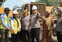 Kapolres Nganjuk AKBP Henri Noveri Santoso bersama BBWS bangun sumur bor