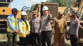 Kapolres Nganjuk AKBP Henri Noveri Santoso bersama BBWS bangun sumur bor