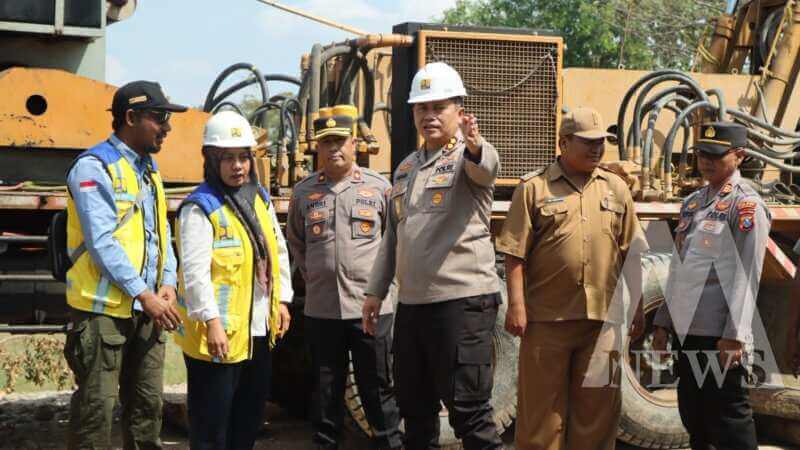 Kapolres Nganjuk AKBP Henri Noveri Santoso bersama BBWS bangun sumur bor