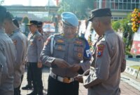 Bidpropam Polda Jatim AKP Marwan saat cek kelengkapan administrasi