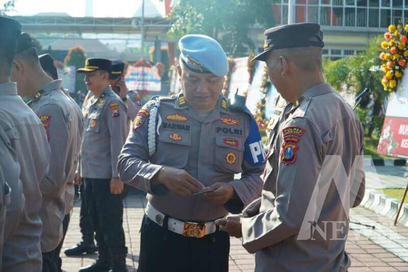 Bidpropam Polda Jatim AKP Marwan saat cek kelengkapan administrasi