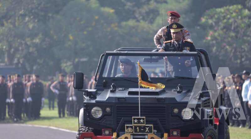 Kapolda Jatim Irjen Pol Drs. Nanang Avianto cek pasukan