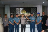 Kapolres Pelabuhan Tanjung Perak AKBP Wahyu Hidayat bersama 3 satuan TNI